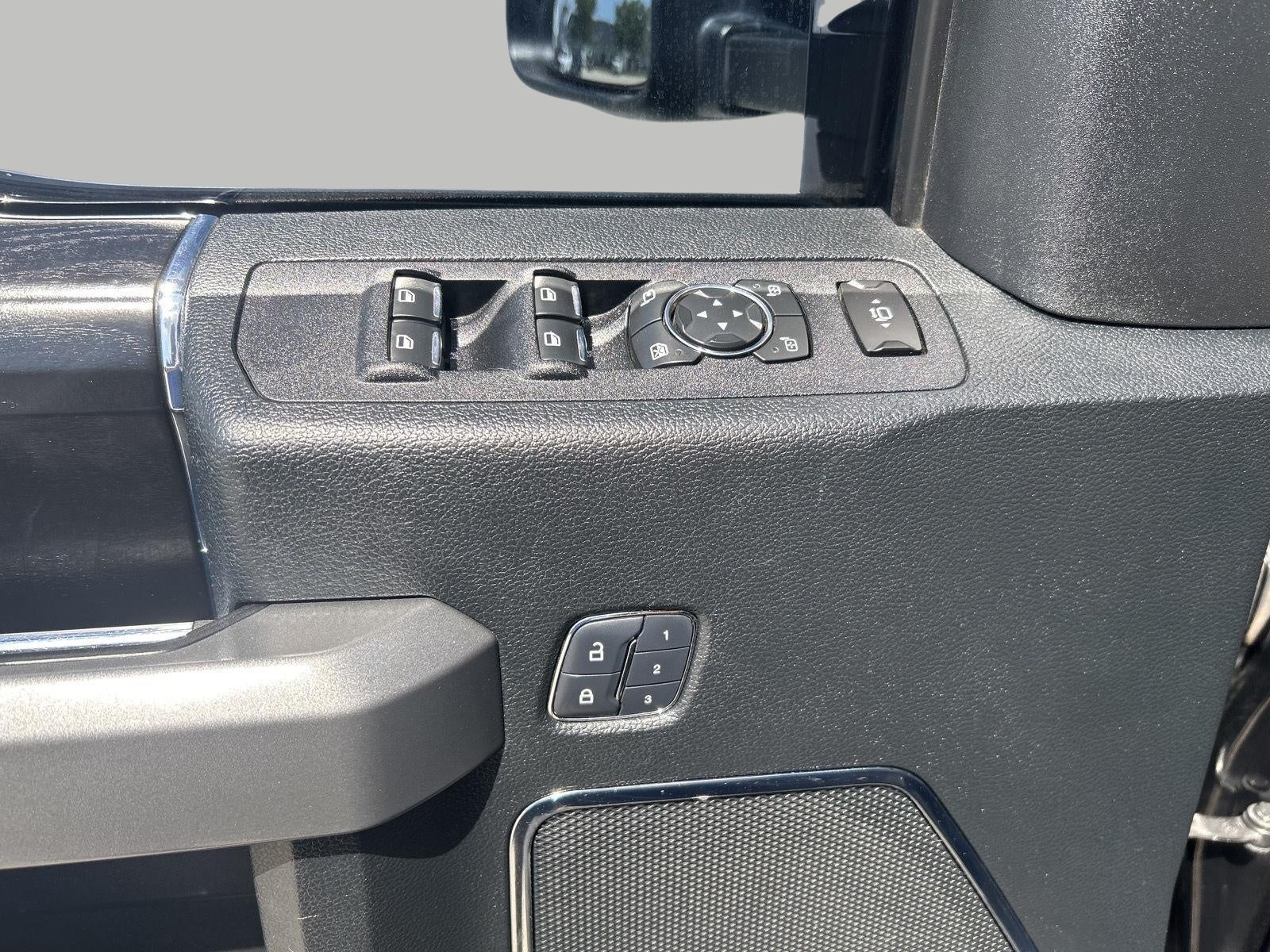 2018 Ford Super Duty F-450 DRW Platinum 4WD Crew Cab 8' Box