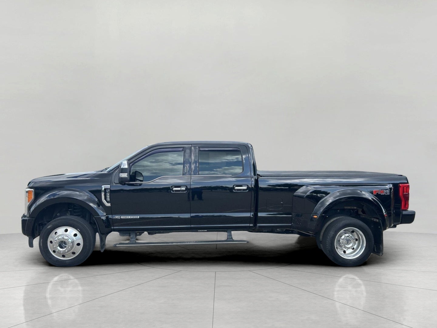 2018 Ford Super Duty F-450 DRW Platinum 4WD Crew Cab 8' Box