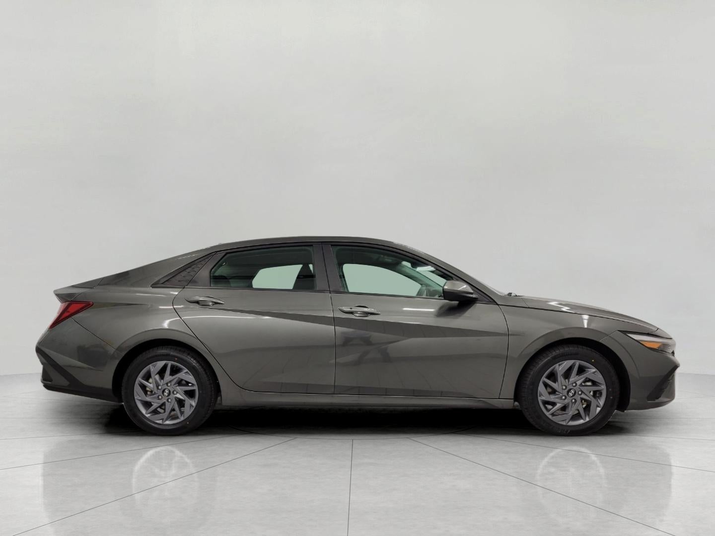 2024 Hyundai Elantra SEL IVT